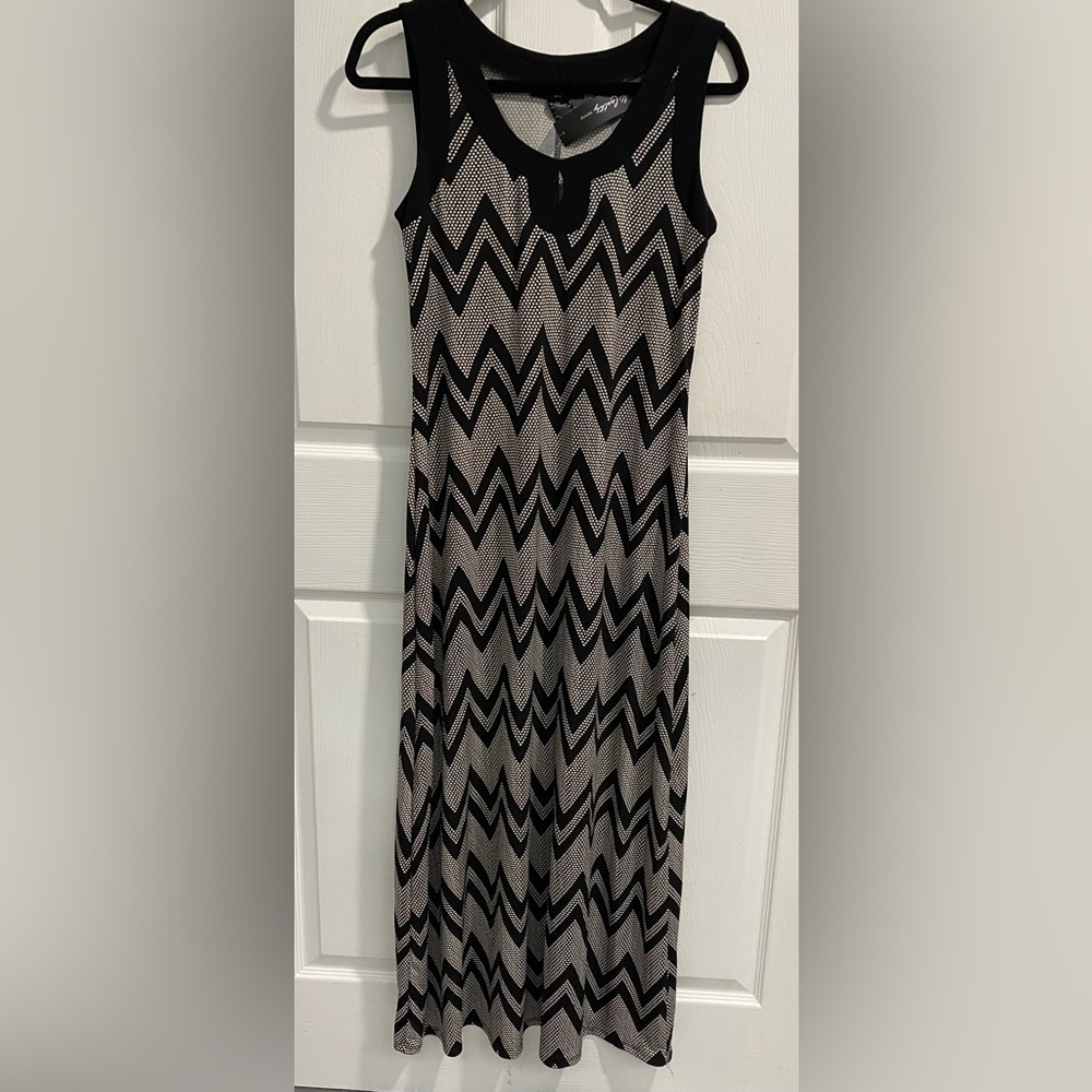 Elie McCarthy Black & White Diagonal Stripe Maxi Dress. Size SP. Keyhole accent.